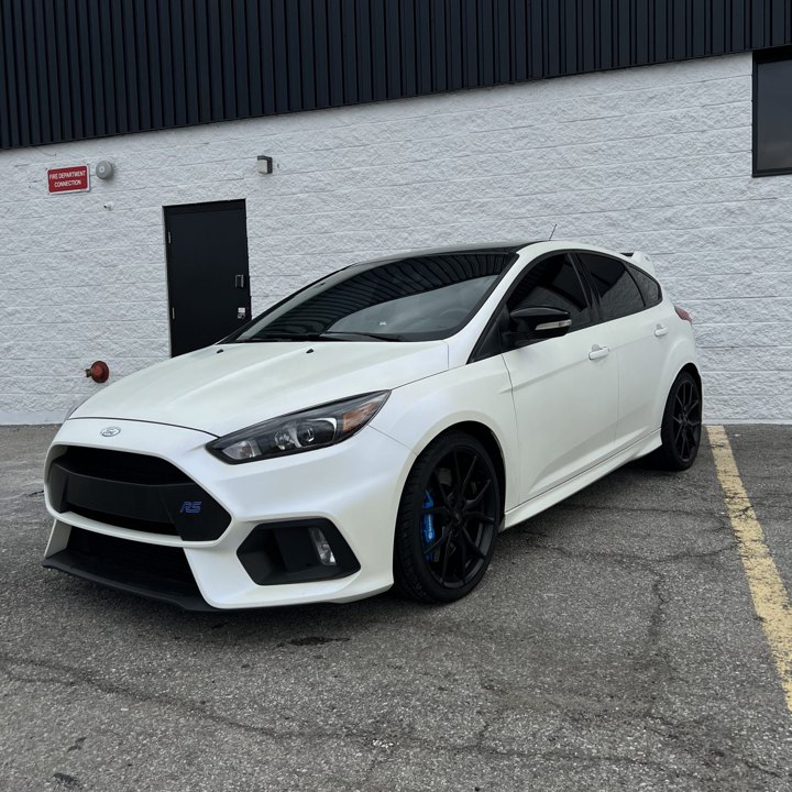 Ford Focus RS: Matte White/Blue Vinyl Wrap
